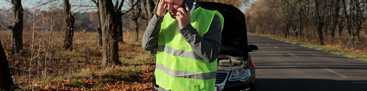Utilisez un gilet de sécurité vert pour la récolte d'un conducteur mâle  méconnaissable téléphoner et demander de l'aide après un accident de voiture  dans le pays route Photo Stock - Alamy